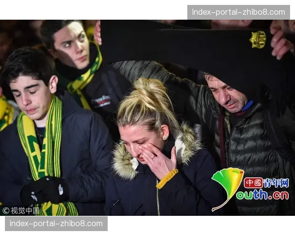 特写:看台上的抗议,南特球迷静坐20分钟抗议管理层决策 特写:看台上的抗议,南特球迷静坐20分钟抗议管理层决策